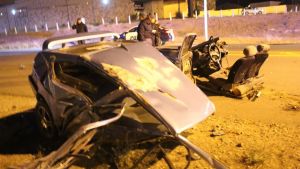 Tres heridos tras choque en Ruta 40: el auto se partió al impactar un poste en Zapala