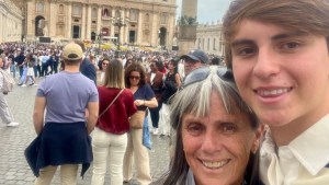De Neuquén a África e Italia: Teresita, la mujer que participó de la última misa del papa Francisco