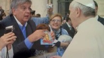 Imagen de El día que Ventura le regaló un CD de Panam al Papa: la historia que volvió a circular tras su muerte