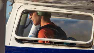 Juan Mollo Klein piloteando un avión liviano. Foto: gentileza (Valentín Artus)