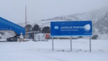 alertan por neviscas y viento blanco en pasos fronterizos de Neuquén a Chile, tips para subir a la ruta. Foto: gentileza