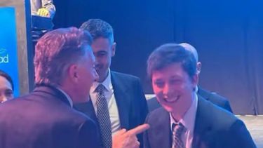 Mauricio Macri y Santiago Caputo intercambiando palabras en la cena. Foto: Noticias Argentinas. 