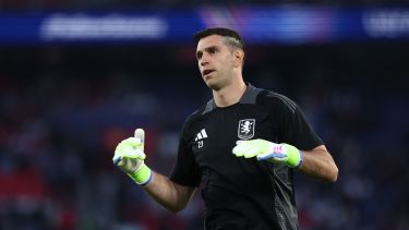 Silbidos para Dibu Martínez en Francia: así recibieron al arquero en París