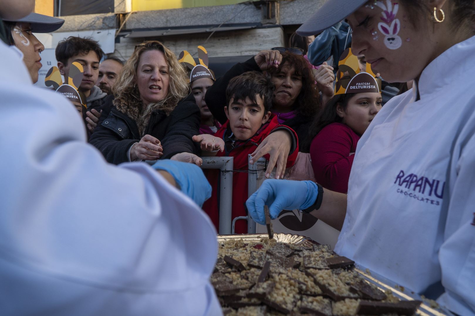 Cantidad de turistas y residentes se acercaron para disfrutar de la barra de chocolate más larga del mundo - Image 2