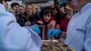 Fiesta Nacional del Chocolate en Bariloche: nuevo récord con una barra de 220 metros de sabor