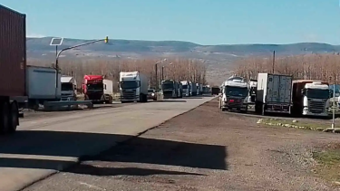 Más de 50 camiones varados en los pasos de Neuquén a Chile por el paro en Aduana: cuándo podrán cruzar