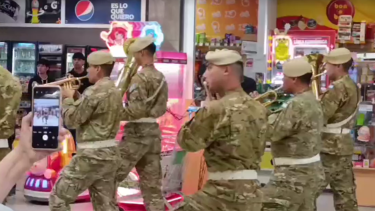Video | En honor a Malvinas, un shopping de Neuquén fue el escenario de la banda del Ejército