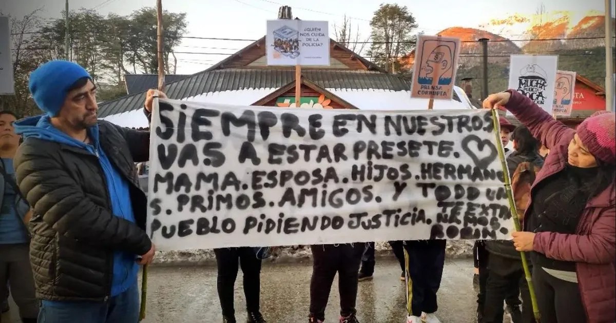 Familiares de Robinson Gatica hicieron varias marchas en Villa La Angostura para pedir justicia. (foto de archivo)