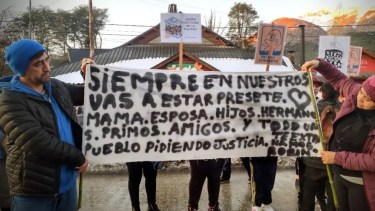 Familiares de Robinson Gatica hicieron varias marchas en Villa La Angostura para pedir justicia. (foto de archivo)