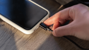 Cómo son las «baterías eternas» para celulares que inventaron en China y duran hasta 50 años