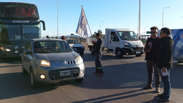 Los manifestantes sobre la Ruta 7, este jueves. Foto: gentileza.