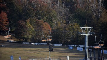 Hay medios de elevación del cerro Chapelco en taller, en Buenos Aires. Foto: Andrés Maripe.
