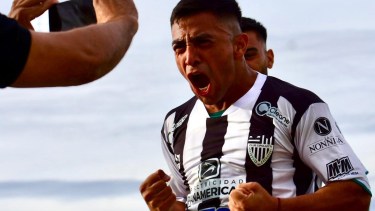 Cipolletti le ganó a Círculo Deportivo en la Visera. Fotos: Matías Subat.
