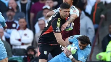 Dibu Martínez se enojó con Jota Silva y lo terminó desparramando en el piso.