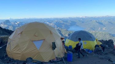 Antes que caiga nieve en el Lanín: cómo es el trabajo a 2.300 metros de altura para proteger los domos del volcán
