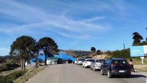 Peligro en el cruce a Chile por Pino Hachado: por el derrumbe de piedras en la Ruta 242, piden precaución