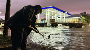 Cómo se preparan en Regina y Roca para recibir las intensas lluvias de este lunes.