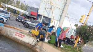 Un motociclista grave tras ser atropellado por una camioneta y caer adentro de un canal en Roca