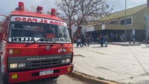 Gran operativo en una escuela de Allen por derrame de mercurio durante una clase de laboratorio: suspendieron las actividades