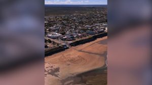 Video | Con un dibujo gigante sobre la arena, así homenajearon al papa Francisco en Las Grutas: «Hasta siempre, a-Dios»