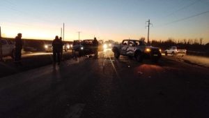 Ruta 7 de Neuquén complicada por un choque en cadena y un vuelco: piden circular con «extrema» precaución