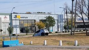 Le erró a la calle y terminó adentro de un canal en Roca: manejaba alcoholizado