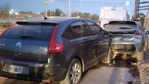 Chocó dos autos estacionados por manejar con 1,74 gramos de alcohol en sangre, en Centenario