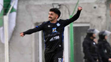Facundo Miguel y un golazo para el recuerdo. (Foto: Gentileza Daniel Feldman - Diario Jornada)