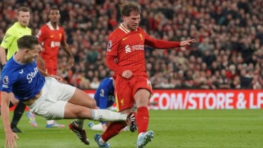 El terrible planchazo que recibió Alexis Mac Allister en el clásico entre Liverpool y Everton