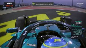 Increíble momento en la Fórmula 1: se le salió el volante a Fernando Alonso en plena recta