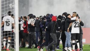 La inédita sanción para hinchas de Colo Colo tras la invasión de cancha en el partido contra Fortaleza