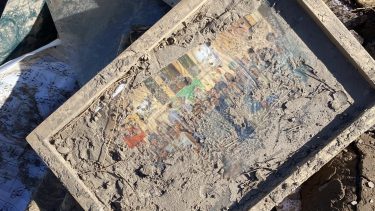 Un retrato de un acto escolar en familia tapado de barro. Foto: Evangelina Martínez. 