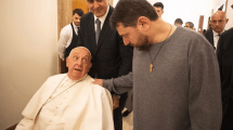 Imagen de Es mentira que el papa Francisco comió un choripán en Viernes Santo para no ser descortés con Juan Grabois
