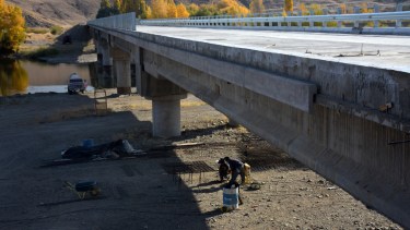 El ministro Luis Caputo informó que se finalizó la obra del puente en La Rinconada