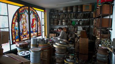 La vida a oscuras se proyecta en Roca. 