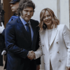 Imagen de Javier Milei llegó a Argentina tras participar del funeral del papa Francisco: su simbólica muestra con la primera ministra de Italia