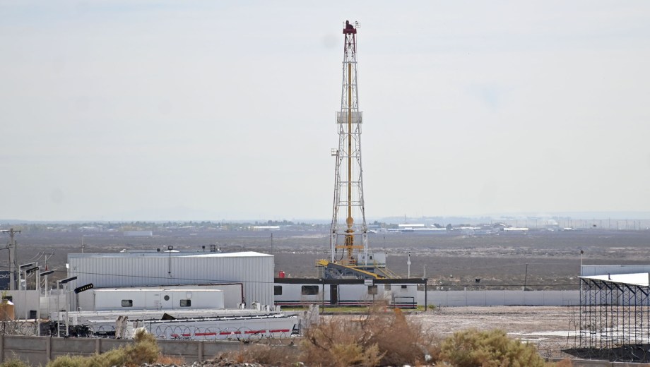 La provincia inició la colocación de servicios en el Parque Industrial Oeste de la ciudad de Neuquén  (Florencia Salto)