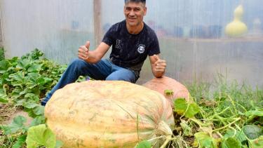 Rodrigo es candidato al zapallo más grande en Neuquén. Foto: Matías Subat.