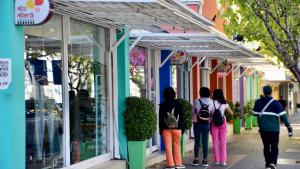 Fiestas de Fin de Año: Neuquén y Roca definieron horarios de cierre de comercios para Navidad y Año Nuevo