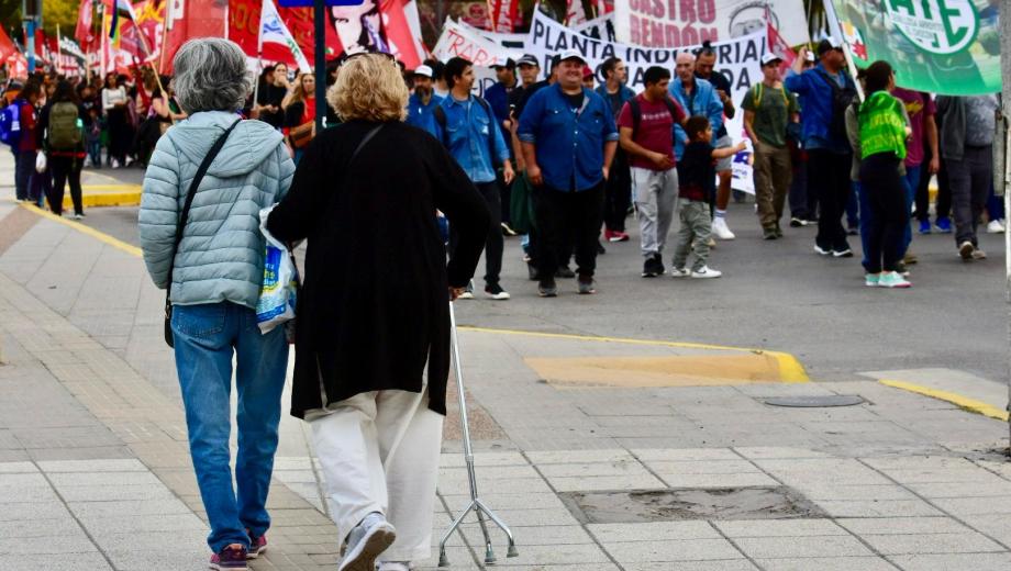 Organizaciones sindicales y piqueteras convocaron a una concentración en el monumento de Neuquén. Foto archivo: Matias Subat.