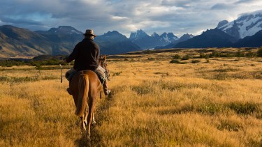 Adolfo Jansma tercera generación al frente de la estancia Nibepo Aike, en el Parque Nacional Los Glaciares. Foto Gentileza: Florian von der Fecht. 