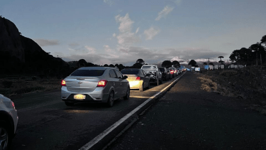 Ya se registra una importante fila en el paso Pino Hachado este martes. Foto: gentileza.