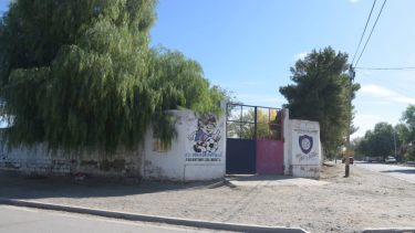 Robó caños, cemento y herramientas del buffet de un club en Roca: fue detenido. Foto Juan Thomes.

