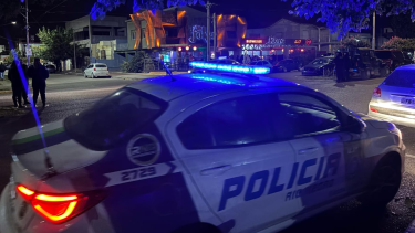 La Policía detuvo a un joven de 22 años en Viedma tras lanzarle una piedra a una oficial. 