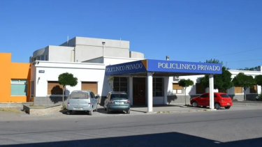 El hombre ingresó alterado a una clínica privada en San Antonio Oeste, agredió a personal y golpeó a un policía.
