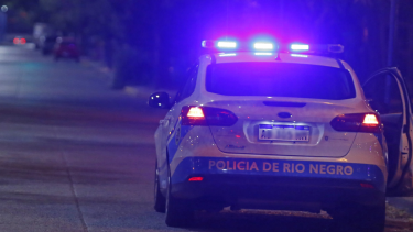 La policía logró rescatar a la niña y detener al agresor tras un violento operativo en una vivienda de Allen.
