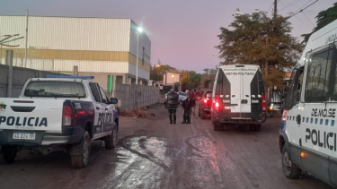 Más de 120 policías allanaron 10 domicilios en Centenario tras una seguidilla de tiroteos con signos de ajuste de cuentas. Foto Gentileza Centenario Digital.
