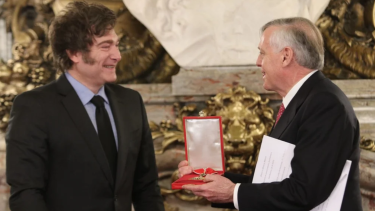 Javier Milei condecoró al economista Jesús Huerta de Soto. Foto: gentileza NA.