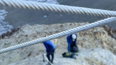 Subir al volcán Domuyo ahora es más seguro: instalaron un cable de acero en un tramo clave