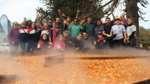 Villa Pehuenia Moquehue celebra su paella gigante en Semana Santa: un festín de sabores